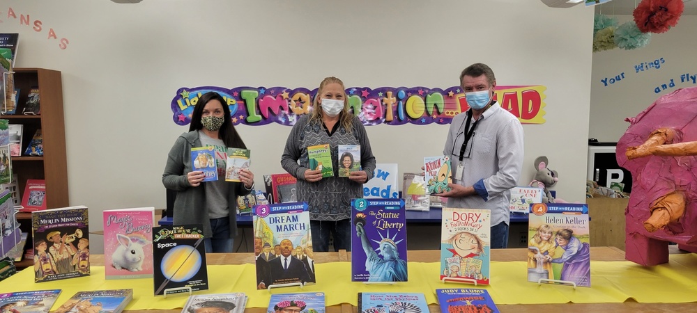 Representatives from Dollar General Donate Books to Elementary Libary